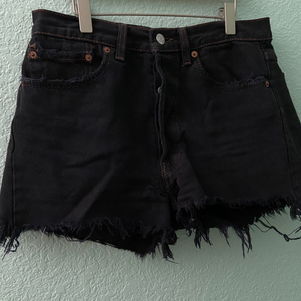 distressed levi’s shorts